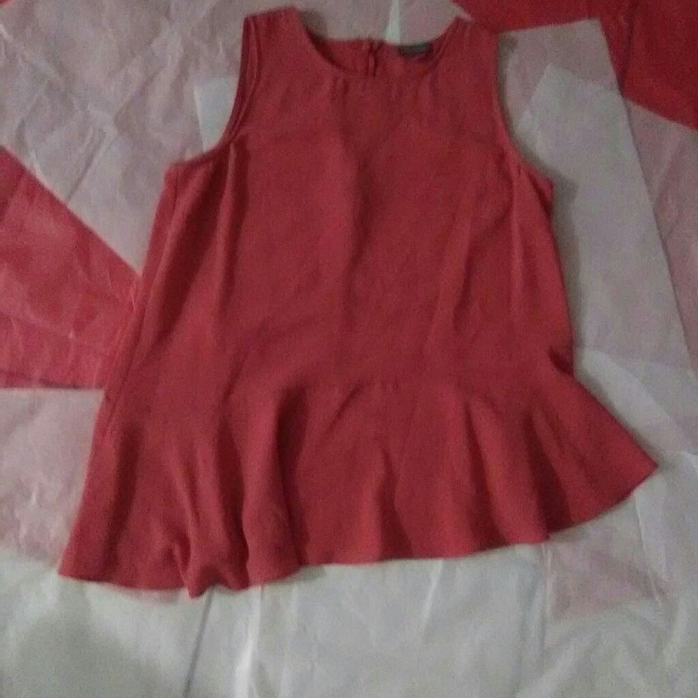 🟢 VINCE CAMUTO Sleeveless Melon Blouse